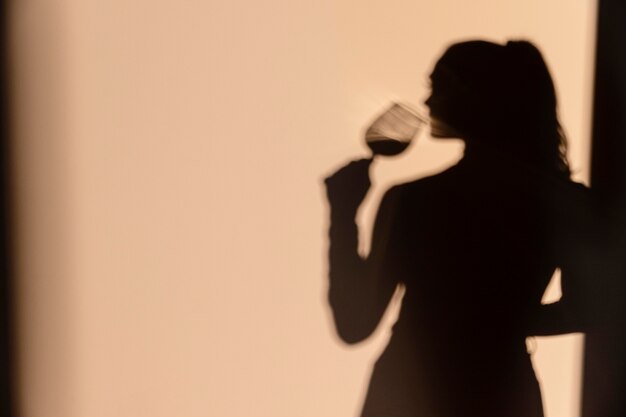 Silhouettes de femme buvant du vin