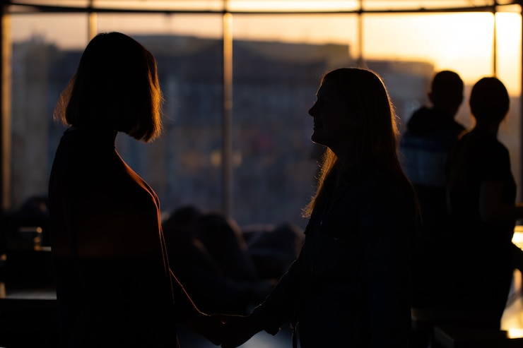 Photo gratuit silhouettes de filles regardant par la fenêtre au coucher du soleil
