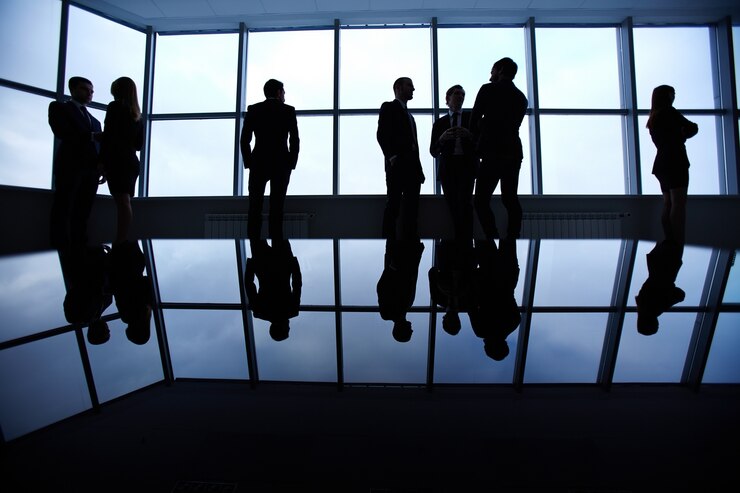 Photo gratuit silhouettes de gens d&#39;affaires en attente de la réunion