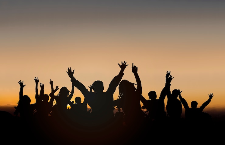 Photo gratuit silhouettes humaines à l'extérieur dans l'obscurité