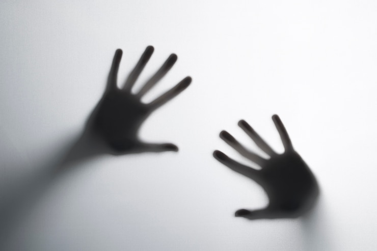 Photo gratuit silhouettes de mains terrifiantes en studio