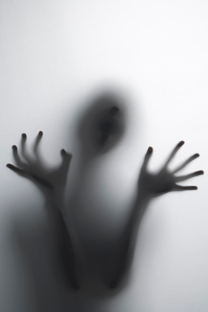 Photo gratuite silhouettes de mains terrifiantes en studio
