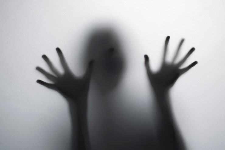Photo gratuit des silhouettes de mains terrifiantes en studio