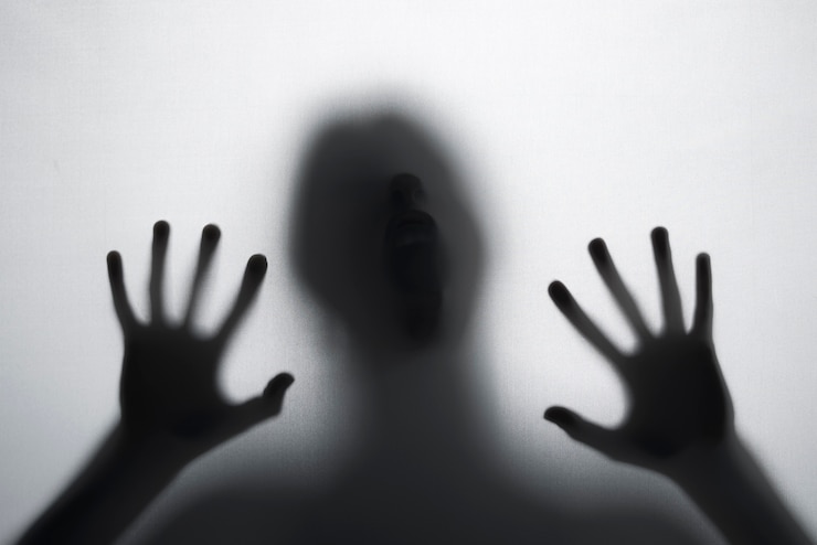 Photo gratuit des silhouettes de mains terrifiantes en studio