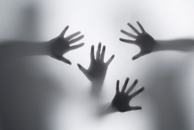 Silhouettes de mains terrifiantes en studio