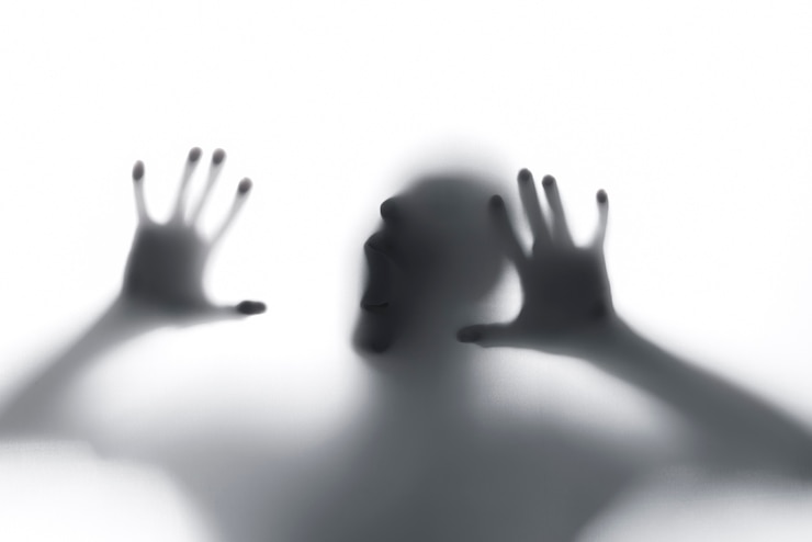 Photo gratuit des silhouettes de mains terrifiantes en studio