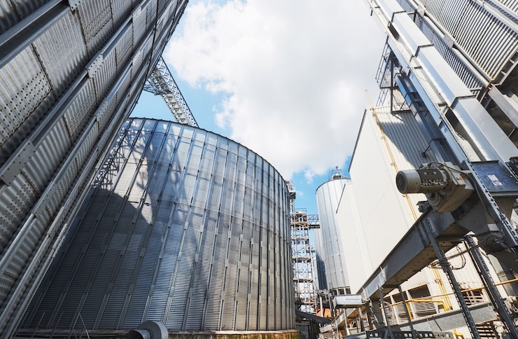 Photo gratuit silos agricoles. extérieur du bâtiment.
