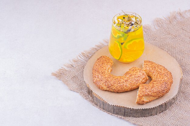 Simit turc dans un plateau avec un verre de limonade.