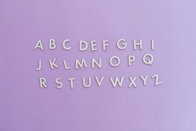 Une simple découpe de lettres de l'alphabet anglais à plat