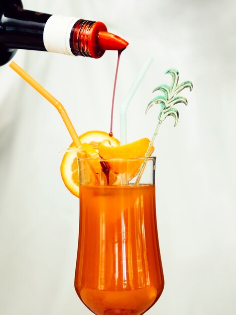 Sirop verser dans un cocktail tropical