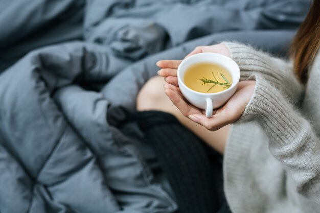 Siroter une tisane par une journée froide