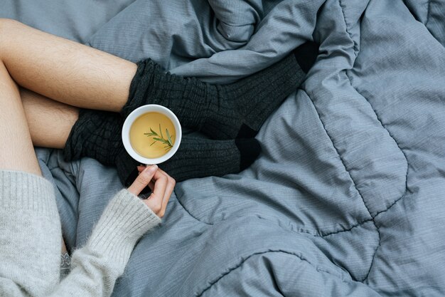 Siroter une tisane par une journée froide