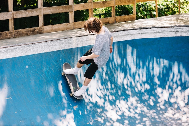 Skateboarder extrême sur une rampe