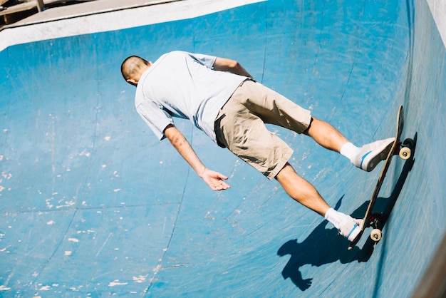 Skateboarder pratiquant dans le skatepark
