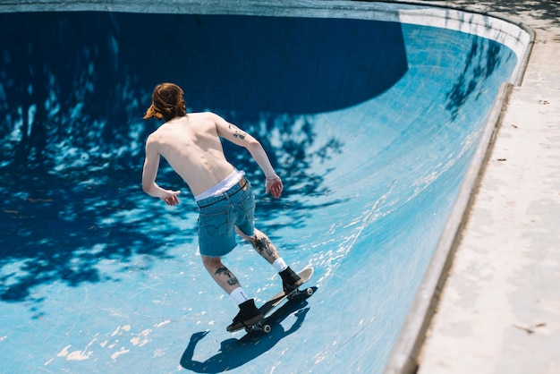 Skateboarder sans chemise