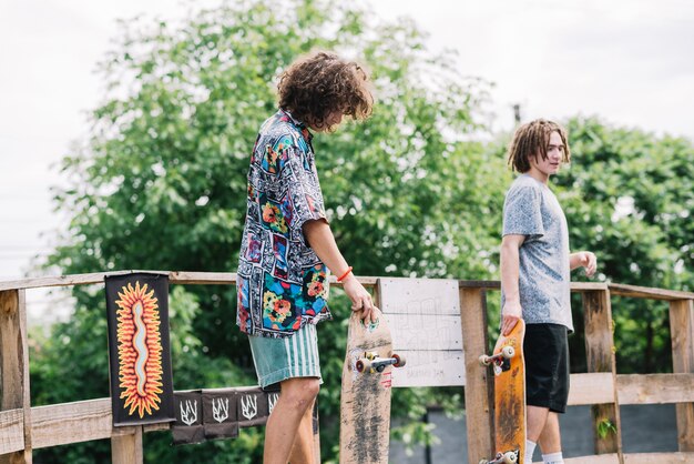 Skateboarders se préparent à monter