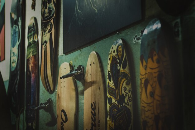 Skateboards de différentes couleurs sur le mur