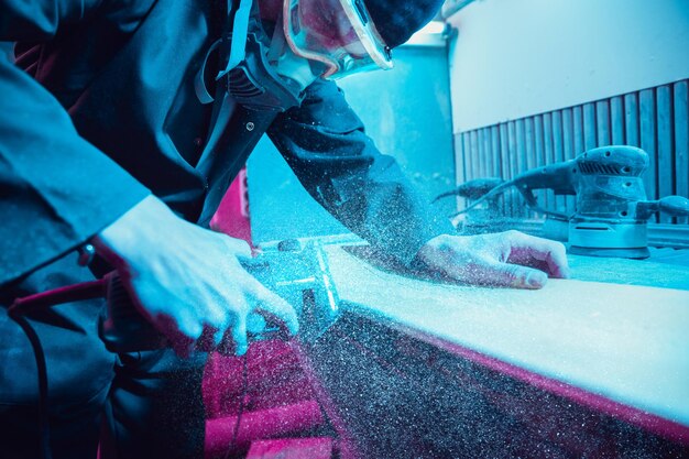 Skater en train de fabriquer sa propre planche à roulettes