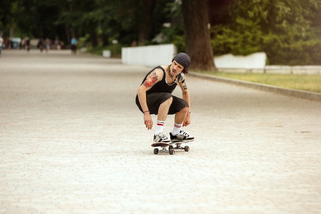 Skateur faisant un tour dans la rue de la ville en journée nuageuse