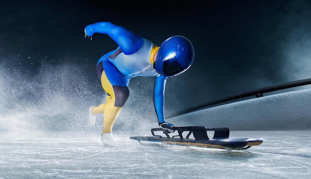 Photo gratuite skeleton sport bobsled luge l'athlète descend sur un traîneau sur une piste de glace