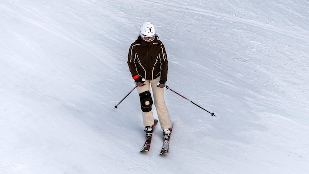 Skieur à cheval sur une piste de ski dans les Carpates en hiver Roumanie