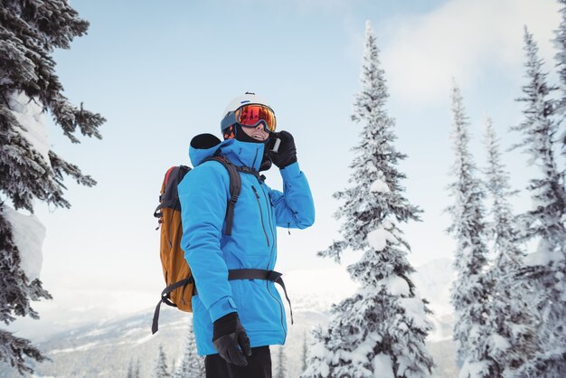 Skieur parlant au téléphone mobile