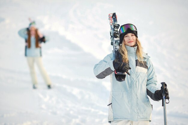 Skieur sur une pente de montagne posant sur fond de montagnes enneigées