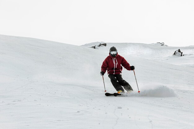 Skieur de plein air à l'extérieur