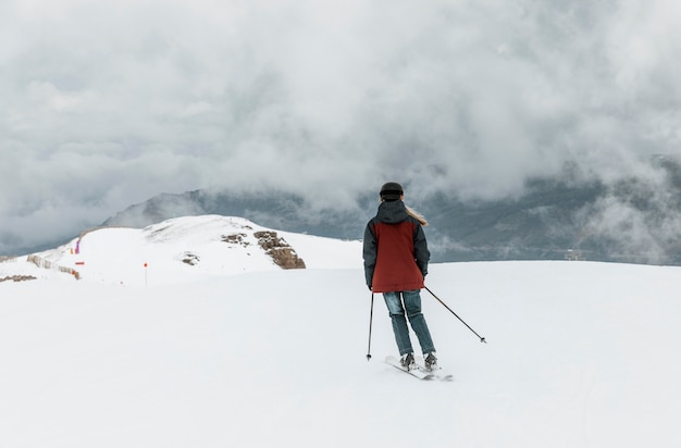 Photo gratuite skieur de tir complet portant un casque