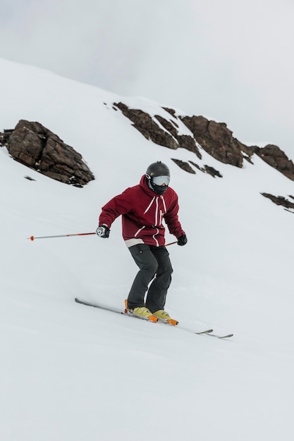 Skieur de tir complet tenant des bâtons de ski