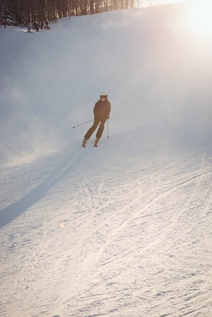 Skieur sur le versant de la montagne