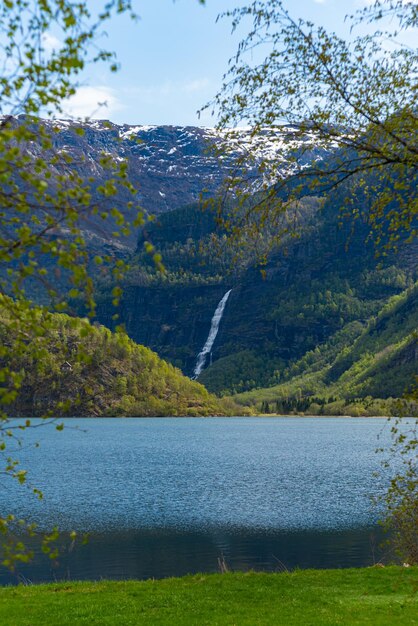 Skjolden Norvège 16 mai 2023 Montagne et chute d'eau