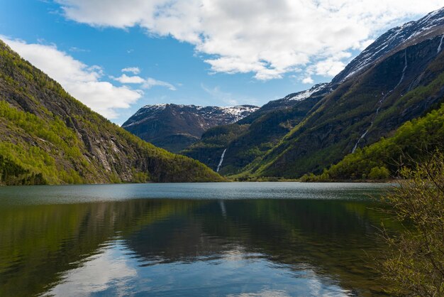 Skjolden Norvège 16 mai 2023 Montagne et chute d'eau