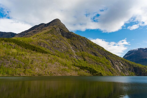 Photo gratuite skjolden norvège 16 mai 2023 montagne