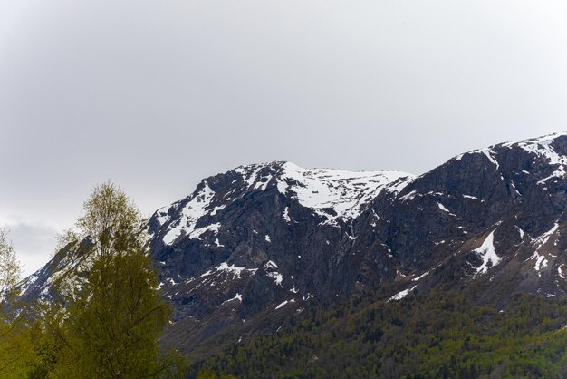 Photo gratuite skjolden norvège 16 mai 2023 montagne