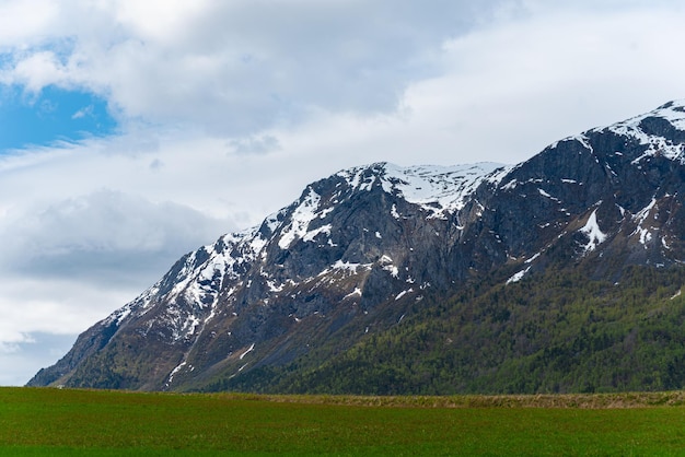Photo gratuite skjolden norvège 16 mai 2023 montagne