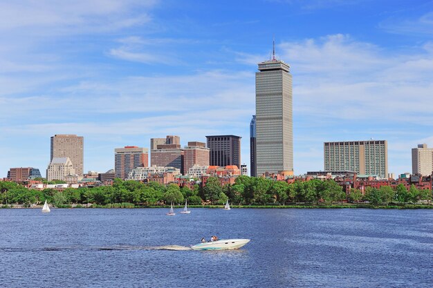 Skyline de Boston au-dessus de la rivière