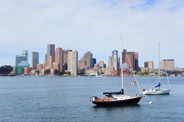 Skyline du centre-ville de boston avec bateau