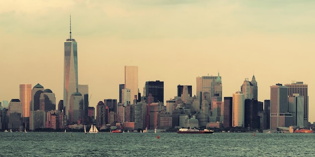 Skyline du centre-ville de Manhattan avec des gratte-ciel urbains au-dessus de la rivière.