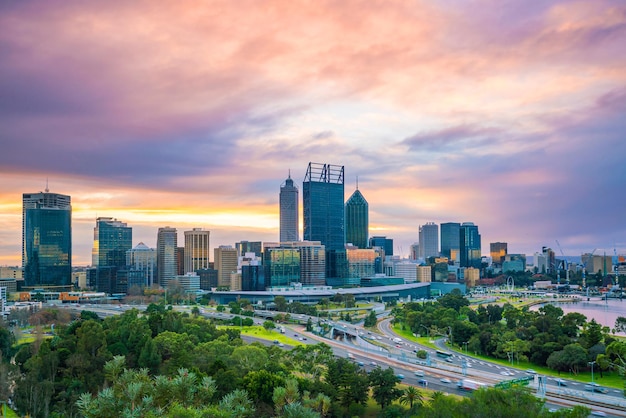 Skyline du centre-ville de perth en australie au crépuscule