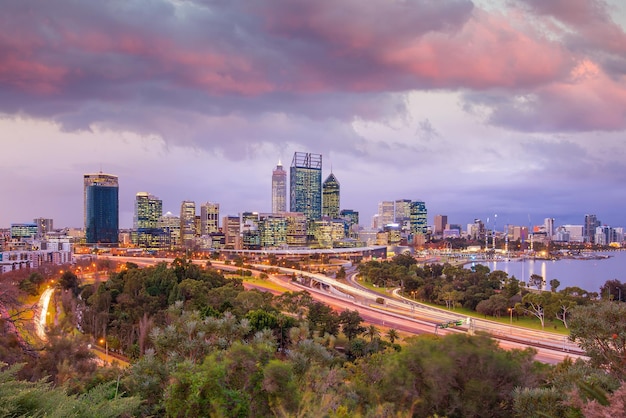 Skyline du centre-ville de perth en australie au crépuscule