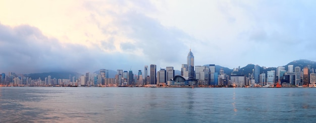 Photo gratuite skyline de hong kong le matin sur le port de victoria.