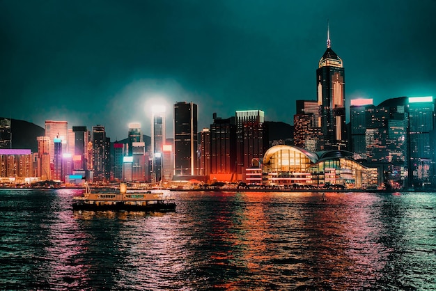 Skyline sur le port de victoria à hong kong. vue de kowloon sur l'île de hong kong.