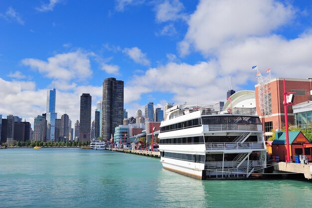 Skyline urbaine du centre-ville de Chicago avec des gratte-ciel sur le lac Michigan avec un ciel bleu nuageux.