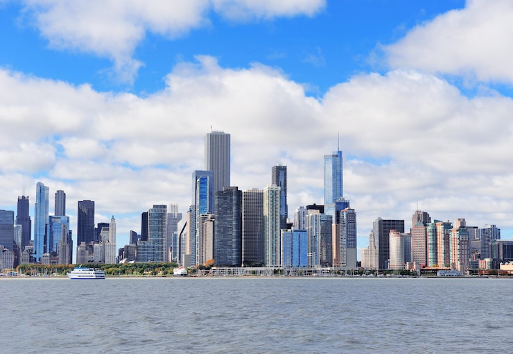 Photo gratuit skyline urbaine de la ville de chicago avec des gratte-ciel sur le lac michigan avec un ciel bleu nuageux.