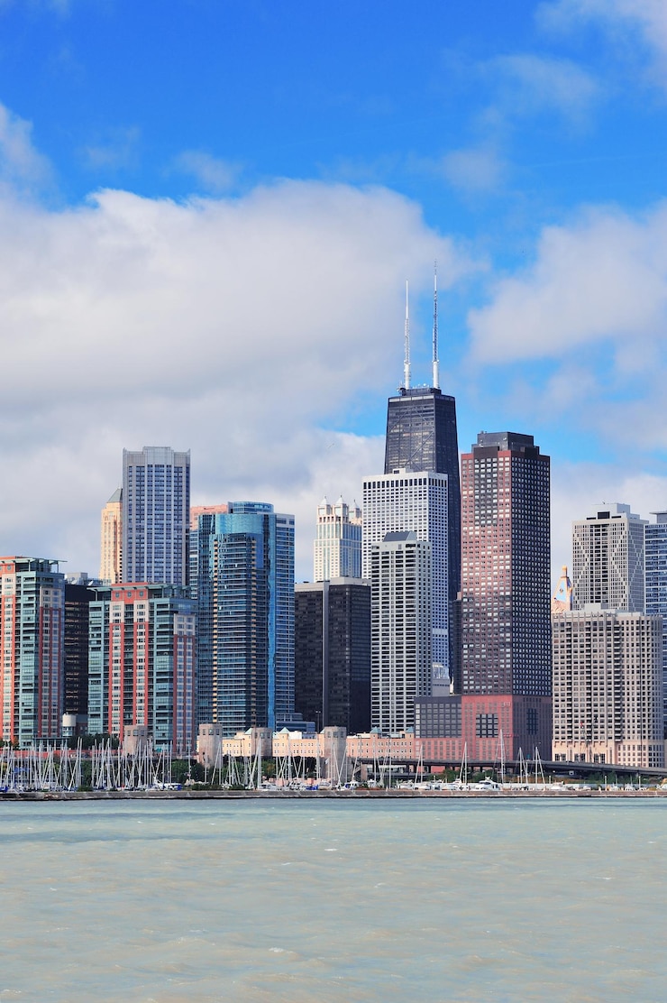 Photo gratuit skyline urbaine de la ville de chicago avec des gratte-ciel sur le lac michigan avec un ciel bleu nuageux.