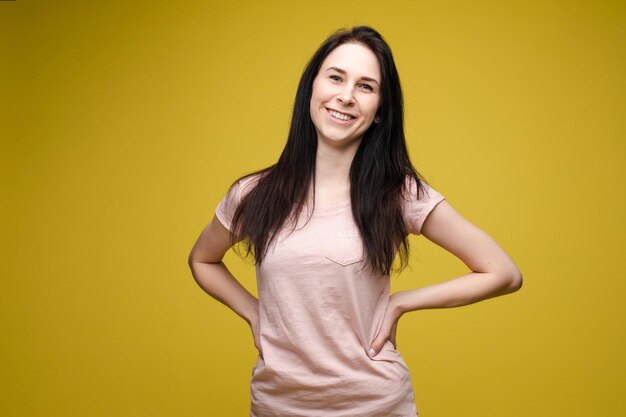 Slim femme portant une chemise blanche et un jean permanent