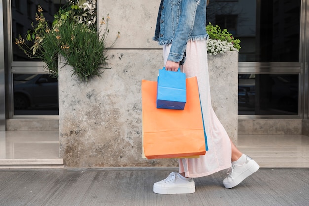 Slim femme avec des sacs