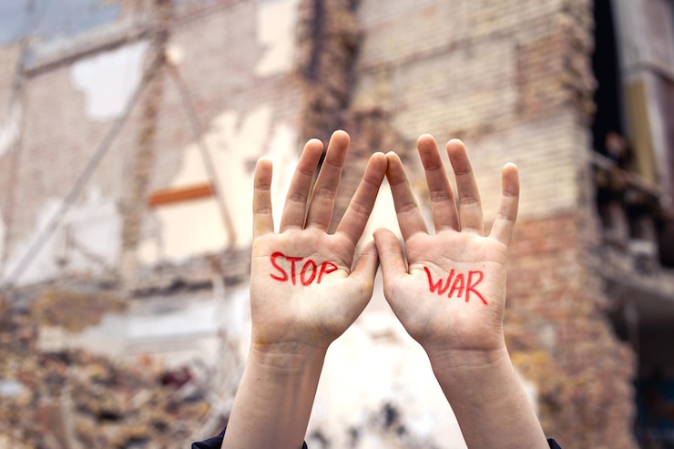 Photo gratuit le slogan de la paix sans guerre est écrit sur la main de la femme en rouge arrêtez la guerre