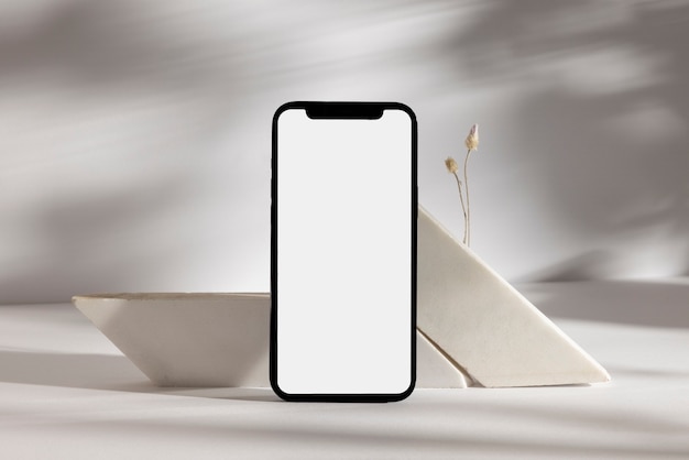 Photo gratuite smartphone avec affichage minimal nature morte